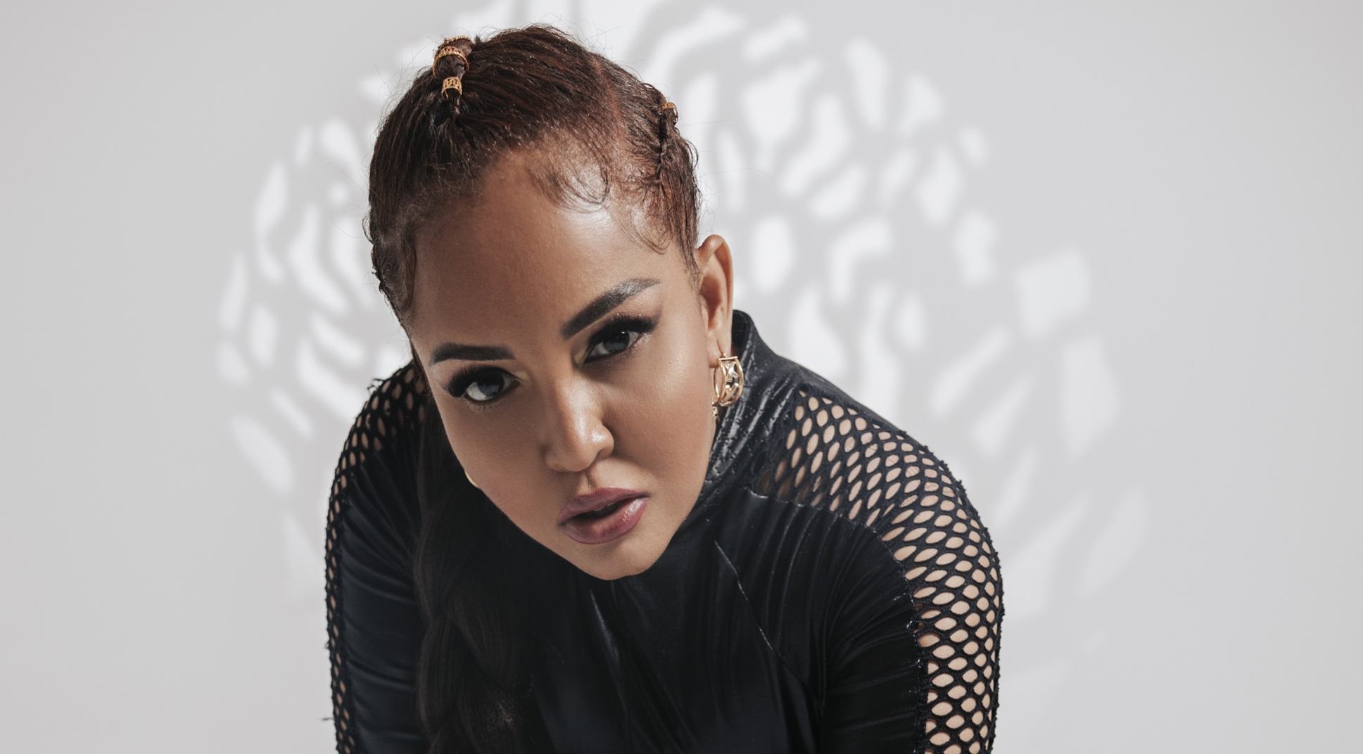 Amneliz arrasa en los Glamour Music Awards y enciende su nueva era con “Too Much Woman en el Barrio”